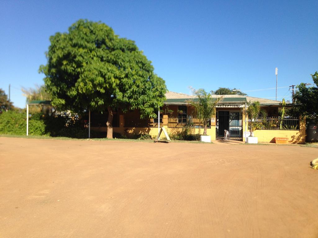 Отель Carnarvon Caravan Park Экстерьер фото