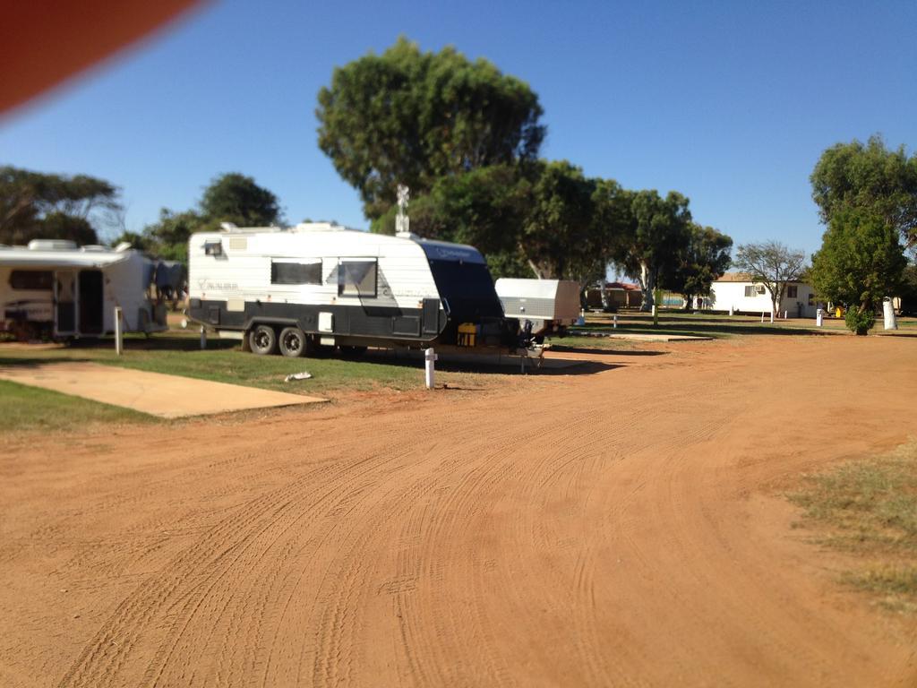 Отель Carnarvon Caravan Park Экстерьер фото