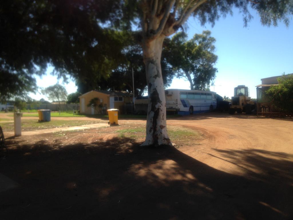 Отель Carnarvon Caravan Park Экстерьер фото